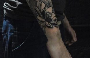 merci-pierre-sleeve-in-progress-.-carolinekarenine-tattoo-blacktattoo-tattooparis-freehand-freehandt
