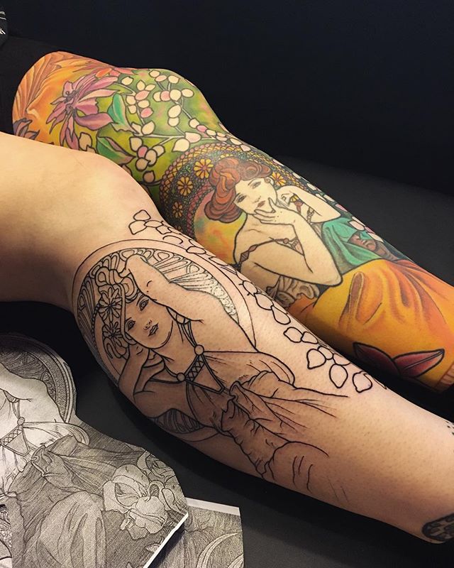 Merci charlotte ! 
Seconde jambe , en cours . 
Mon petit plaisir couleur , inspiré des œuvres d'Alfons Mucha . 
#carolinekarenine #tattoo #paris