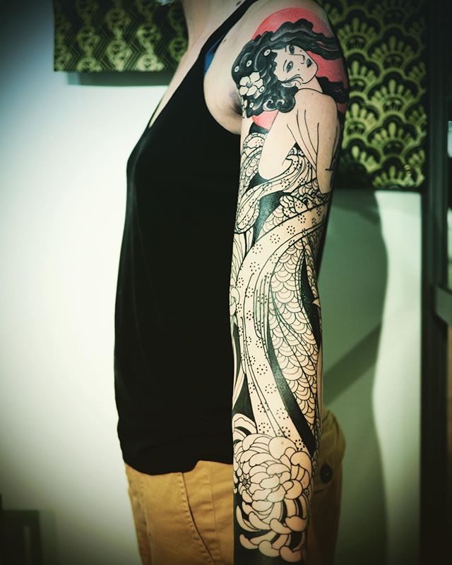 Merci Alizée ! 
Projet réalisé  à @montpellier_tattoo_convention 
Inspirée par " La danse " de  Alfons Mucha . 
2 days , one sleeve !